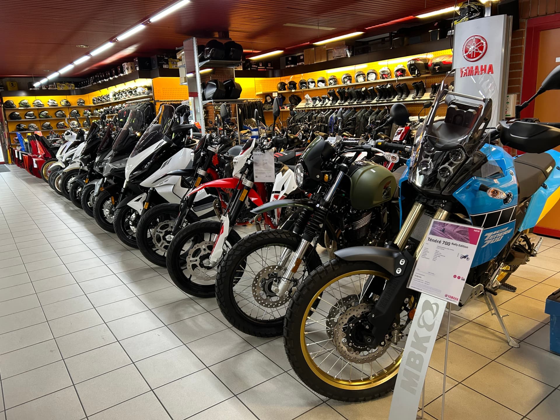 Occasionsmotorräder in der Ausstellung